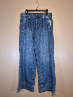 GAP High-Rise Wide-Leg Jeans in Medium Blue